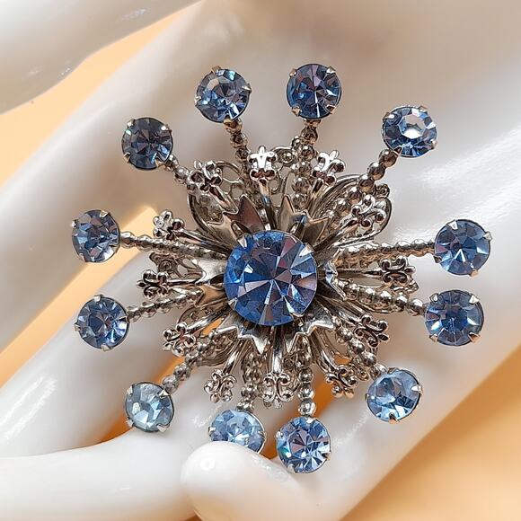 Vintage Light Blue Snowflake Brooch, Silver Tone Filigree, 1950s Pin - Picture 3 of 10